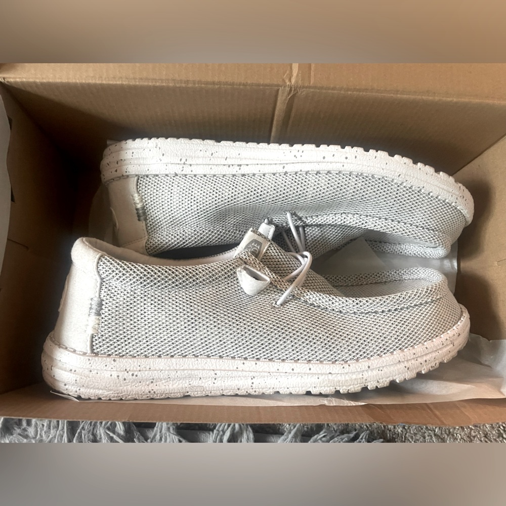 Men’s size 9 grayish white hey dudes